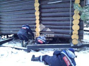 Подъем дома на домкратах 