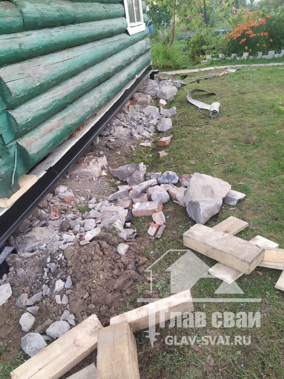 Заменили старый фундамент на сваи